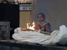 …आणि पूजाने शपथ घेतली, ‘’बेवारस मृतदेहांचा मी वारस होईन’’चार हजार मृतदेहांवर अंत्यसंस्कार!