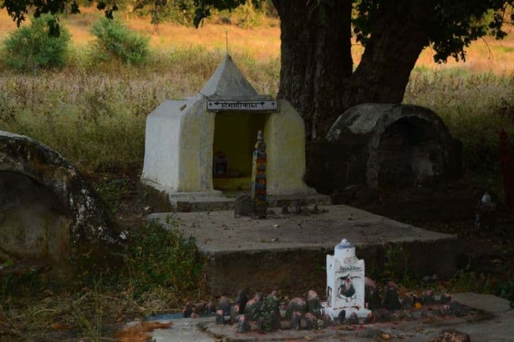 गोलादेवच्या छायेत विसावलेली आदिवासी माणसं…!