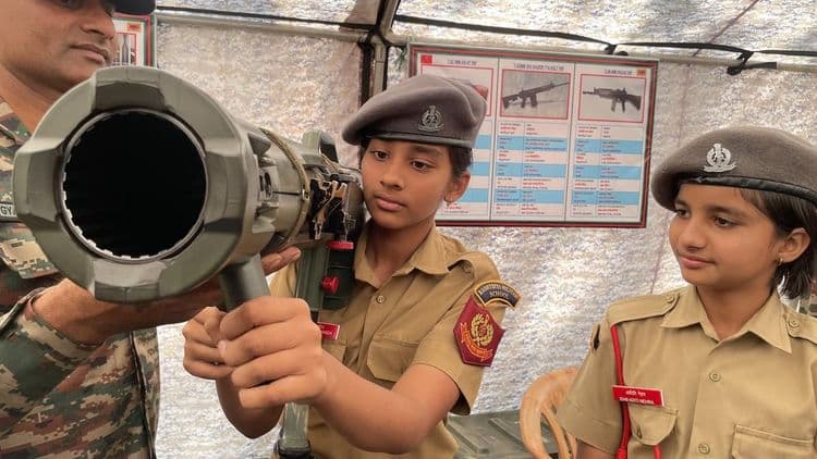 सैनिकी शाळांमध्ये कट्टर हिंदुत्त्ववाद्यांचे अतिक्रमण…62% शाळा संघ-भाजपकडे?