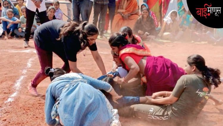  घरकाम करणारी, शेतात राबणारी, बुरख्यात असणारी, ‘ट्रान्स’ असलेली, … या सगळ्या बाया अचानक ‘कबड्डी’ खेळायला का लागल्या आहेत…?
