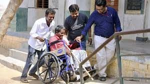 अपंगांच्या गॅरेन्टीचे काय? पोलिंग बूथ… इव्हीएम मशीन सगळीकडेच बोंब!