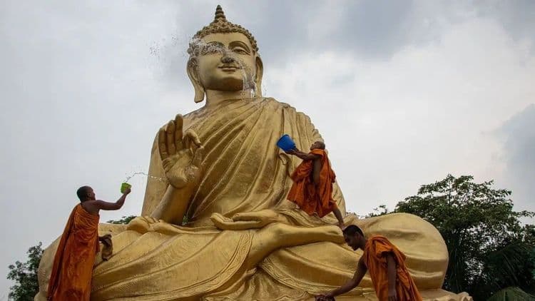 ‘भांडवलशाही की बुद्ध..?’ सार्वत्रिक अशांतता आणि दु:खाने भरलेल्या या भांडवलवादी जगासाठी नवा ग्रंथ लिहिण्याची गरज…!