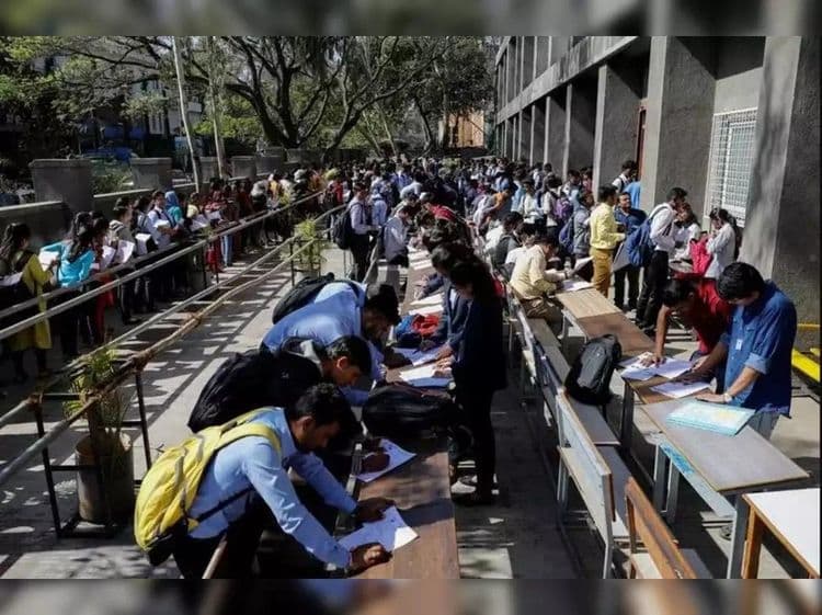 राजकीय पक्षांचा घोषणांचा पाऊस अन् रोजगाराचा ‘चिखल’