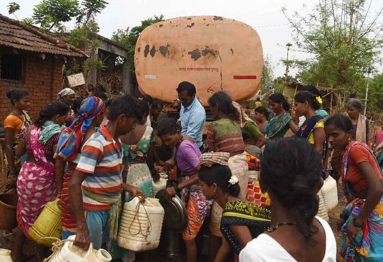 टँकरमागे धावणारी लाखो बायका मुलं अन् ‘जलउधळी’ पीकपद्धती