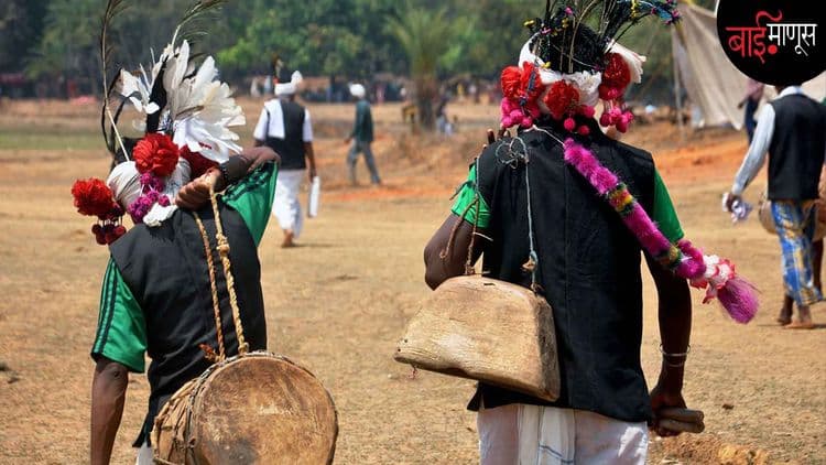जीव धोक्यात घालून आदिवासी गाणी ऐकण्याच्या वेडापायी एका लेखकाला बंदिवान केलं गेलं त्याची गोष्ट…!