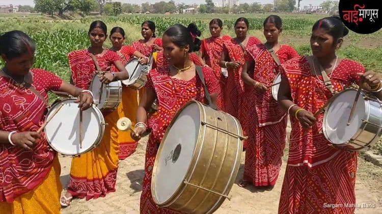 …आणि त्या ‘नारीं’चा बँड खरचं गुंजायला लागला !