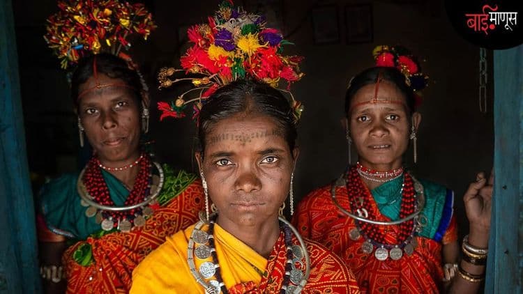 ‘’अरे बाबो, चांदी मोगी वी गियीह, आमी वोराड केहकी केरूला…” चांदी महागल्यामुळे आदिवासींच्या रितीरिवाजांवर परिणाम